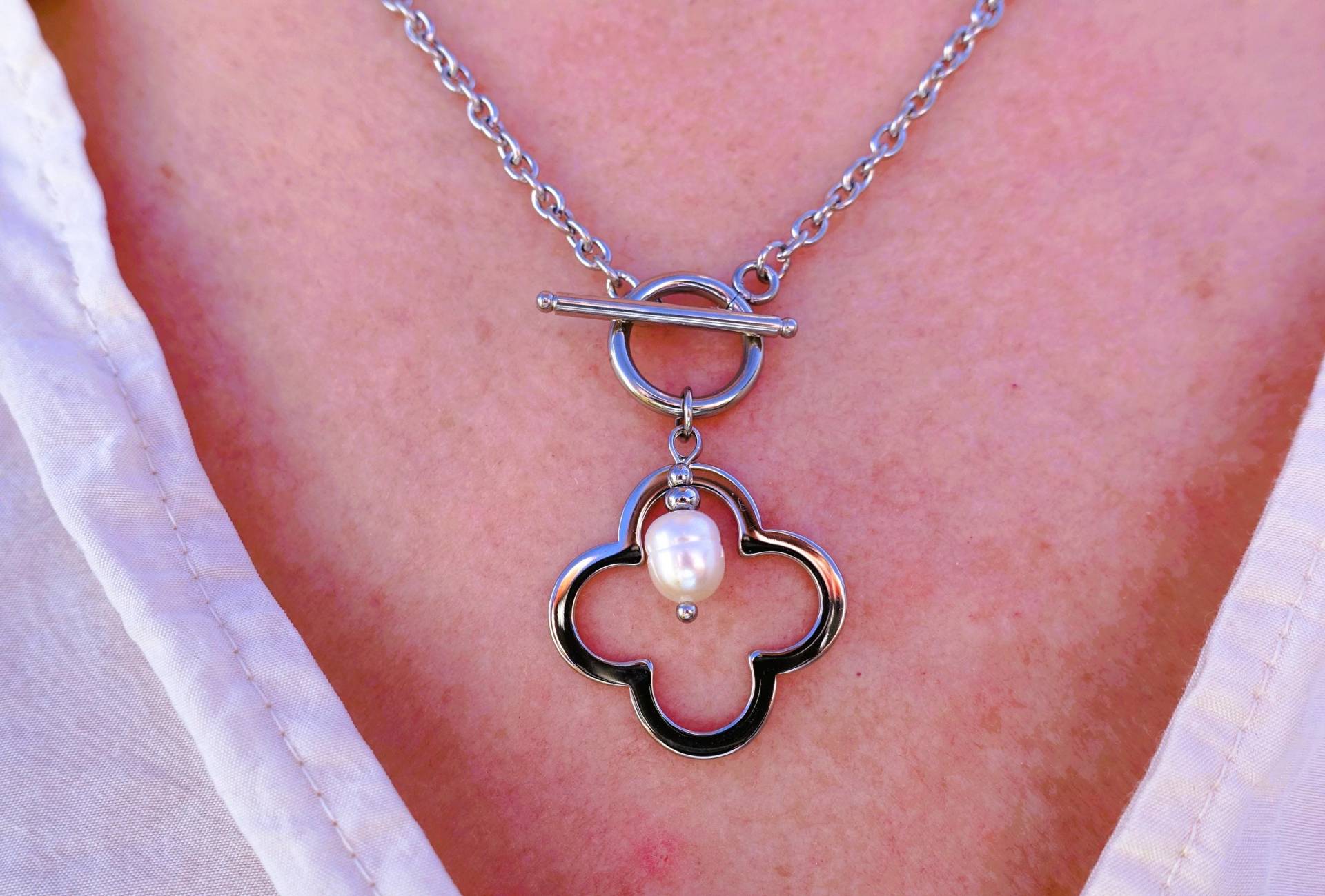 Silberne Edelstahl-Kette, Kleeblatt Bzw. Blume Anhänger + Perle. Länge Der Kette Ca. 45cm. Ist 2, 5cm Lang. Toggle Bar-Verschluss Silberne Edelstahl-Kette, Kleeblatt Bzw. Blume Anhänger + Perle. Länge Der Kette Ca. 45cm. Ist 2, 5cm Lang. Toggle Bar-Verschluss von FrauSchoen