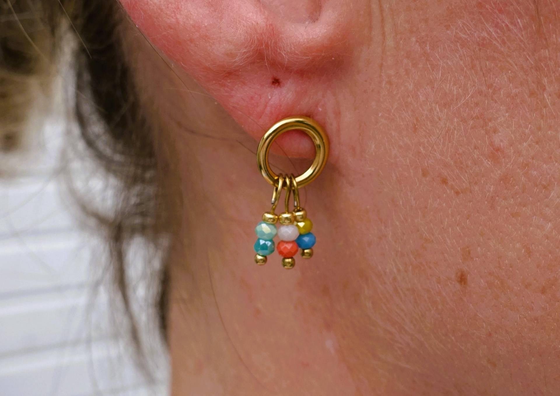 Süsse, Kreisförmige Ohrstecker Aus Goldfarbenem Edelstahl Mit Bunten Glasperlen Als Anhänger. Länge Ca. 2cm. Breite 1cm Süsse, Kreisförmige Ohrstecker Aus Goldfarbenem Edelstahl Mit Bunten Glasperlen Als Anhänger. Länge Ca. 2cm. Breite 1cm von FrauSchoen