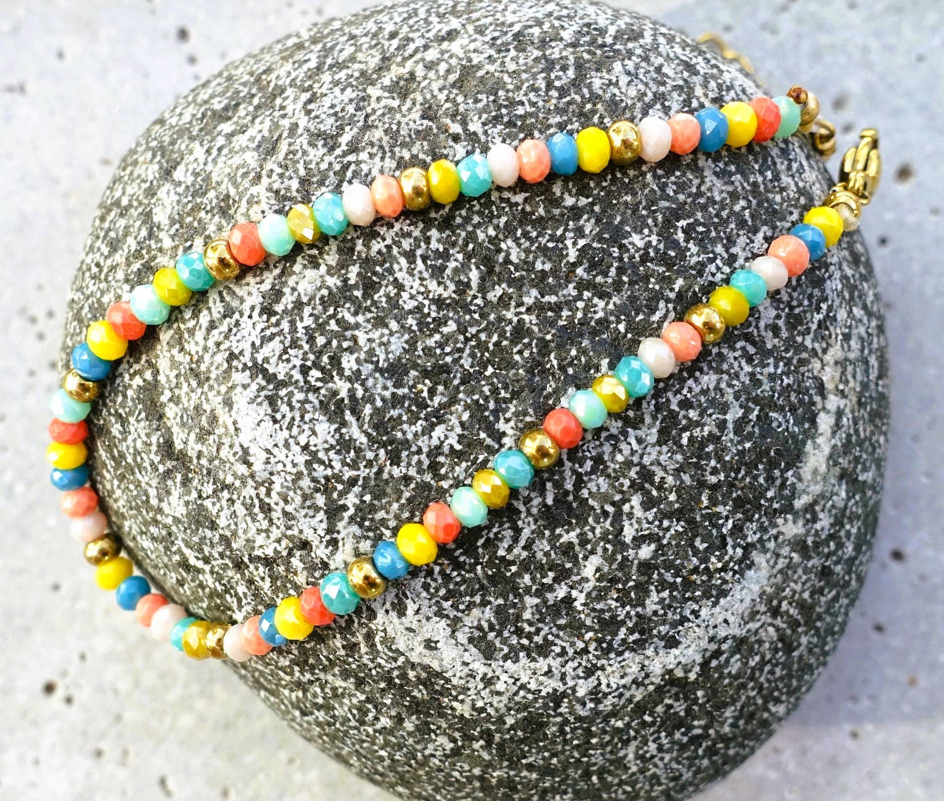 Süsses Armband Aus Bunten, Faccettierten Glasperlen | 3mm Und Goldfarbenen Edelstahlperlchen. Länge Ist 17cm + 3cm Verlängerungskettchen Süsses Armband Aus Bunten, Faccettierten Glasperlen | 3mm Und Goldfarbenen Edelstahlperlchen. Länge Ist 17cm + 3cm Verlängerungskettchen von FrauSchoen