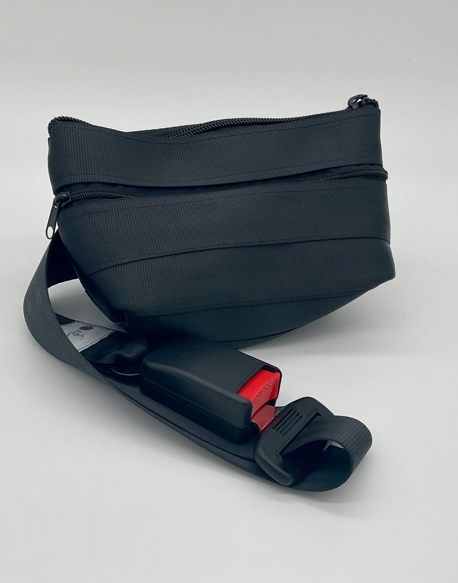 Crossbody-Bag „Urban Mobility" - Bauchtasche Aus Autogurt Mit Autogurtverschluss Crossbody-Bag „Urban Mobility" - Bauchtasche Aus Autogurt Mit Autogurtverschluss von FrauUTZ