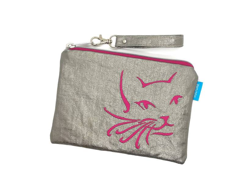 Bestickte Kosmetiktasche Mit Abnehmbarer Handschlaufe Pinke Katze von FrauVulture