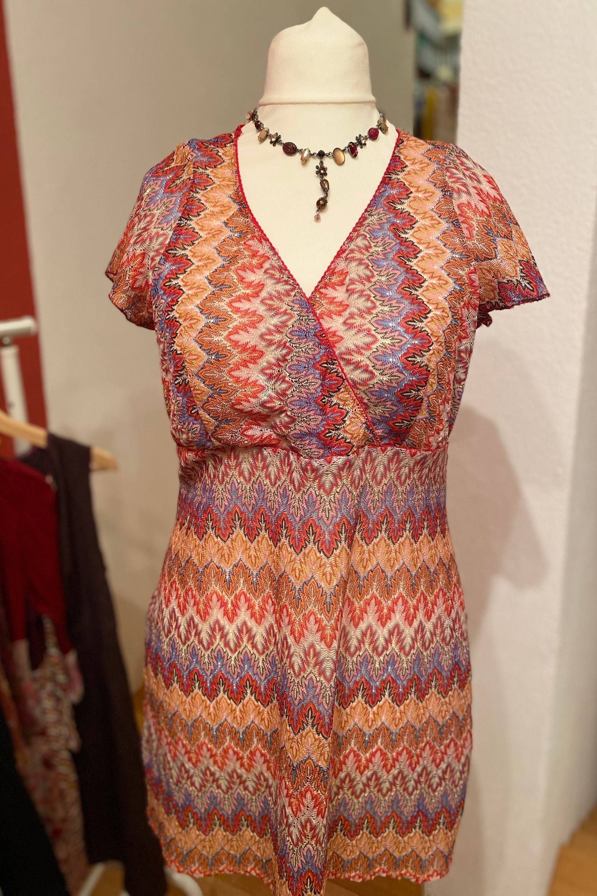 Tunika Aus Einem Wunderschöne Weichem Spitzenstoff Mit Zickzackmuster in Braun, Orange, Rot Und Gold Tönen Gr. 40/42 von FrauenzimmerKreativ