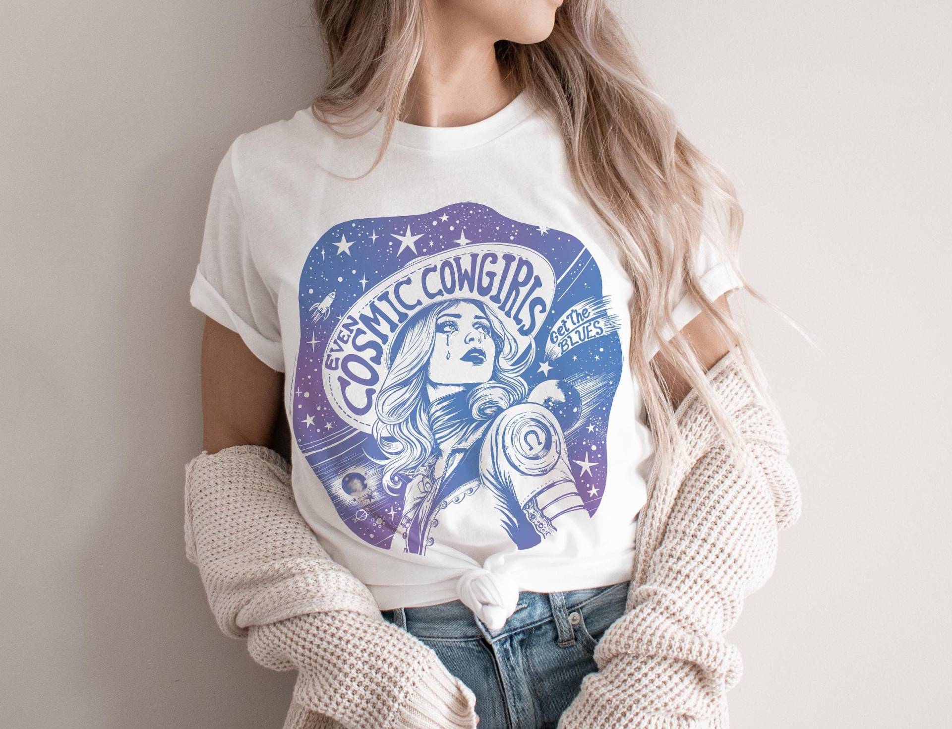 Yallternative Cowgirls Erhalten Den Blues Space Cowgirl Shirt Cosmic Outfit Disco Emo Feel Your Feelings Yallternative Cowgirls Erhalten Den Blues Space Cowgirl Shirt Cosmic Outfit Disco Emo Feel Your Feelings von FrayedInkDesign