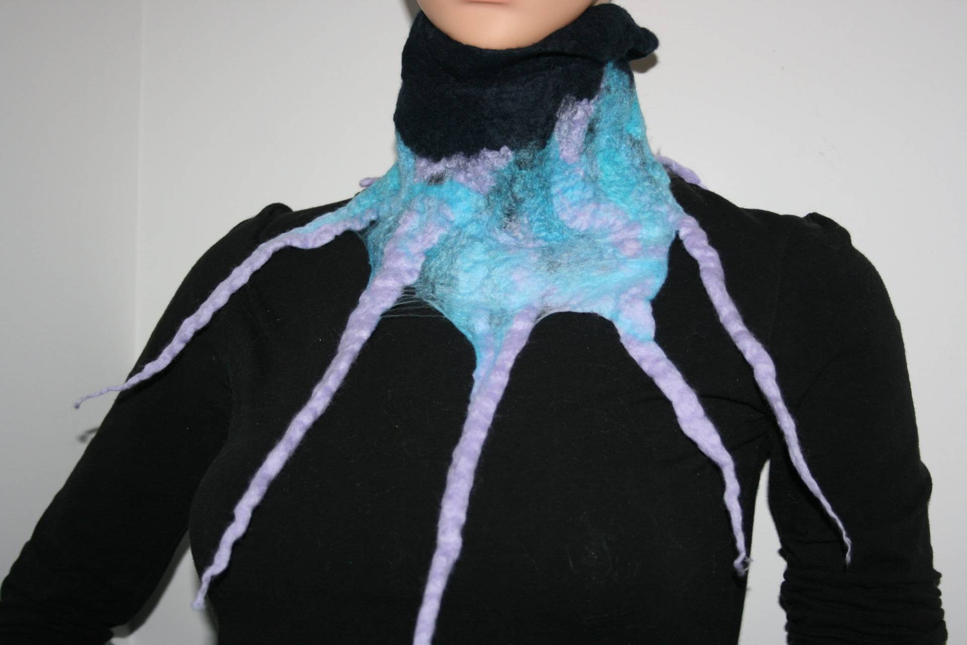 Abstrakter Gefilzter Halswärmer Mit Ranken. Merinowolle. Unikat. Handgemacht. Cowl.neck Manschette. Nass Schal/Halskette.blau Und Flieder von Freakoid