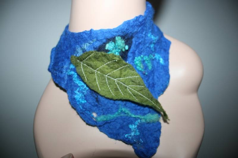 Blauer Filz Halswärmer Merinowolle.ooak.'leaf Floating Down River.'handgemacht. Cowl.neck Cuff. Nass Gefilzter Baumblatt Schal/Schal/Halskette von Freakoid
