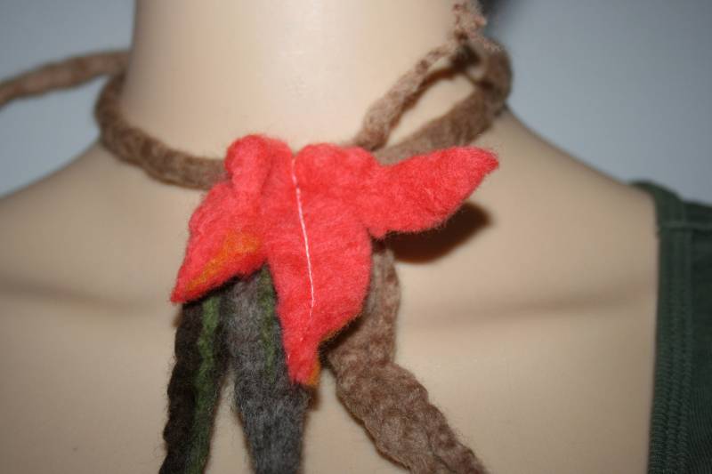 Erdige Gefilzte Halswärmer Halskette Mit Blatt. Merinowolle. Unikat. Handgemacht. Schal. Halsmanschette. Nass Gefilzter Baumblatt von Freakoid