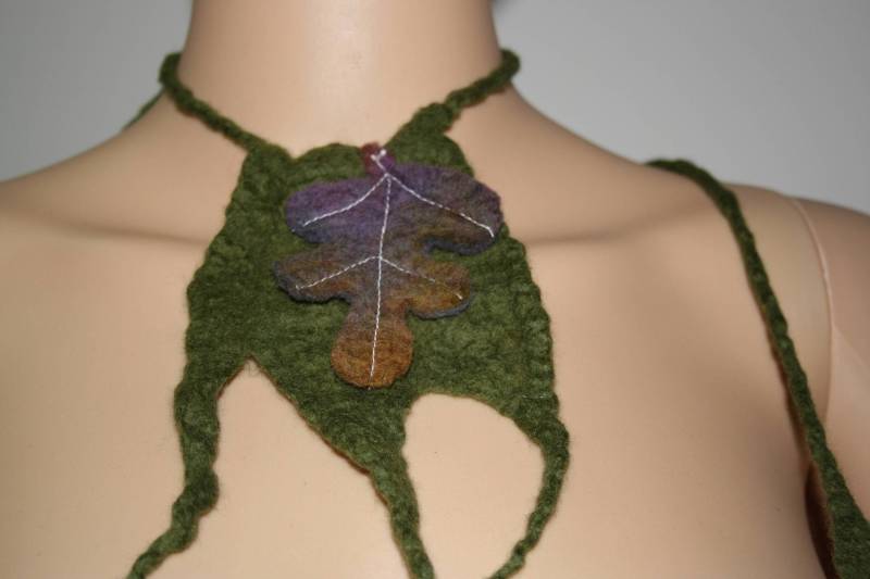 Erdiger Gefilzter Nackenwärmer Mit Eichelblatt. Merino Wolle.ooak. Grün. Handgemacht. Cowl.neck Manschette. Nassgefilzter von Freakoid