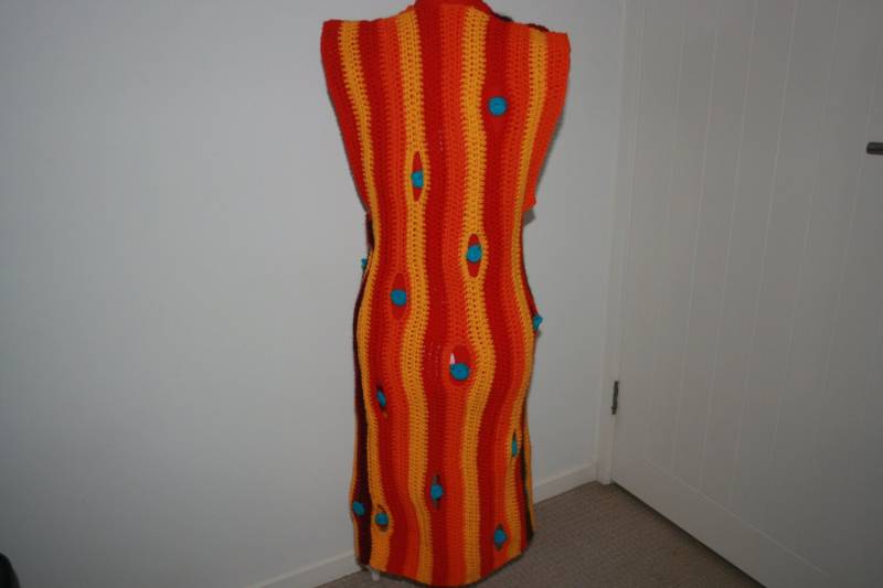 Freeform Crochet Lange Weste Mantel. Rot, Orange, Gelbe Streifen Mit Aqua Kreisen. Wunderschöne Tragbare Kunst. Einzigartig von Freakoid