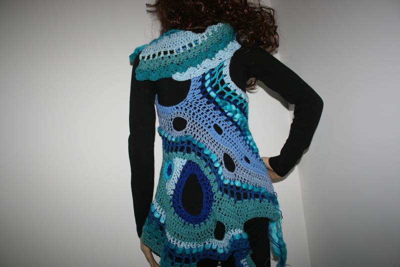 Freeform Crochet Weste Mantel in Schönen Blautönen. Und Lila Streifen Mit Spirale Und Kreisen. Versandfertig. "Geschnittener Achat "Dreaming" von Freakoid