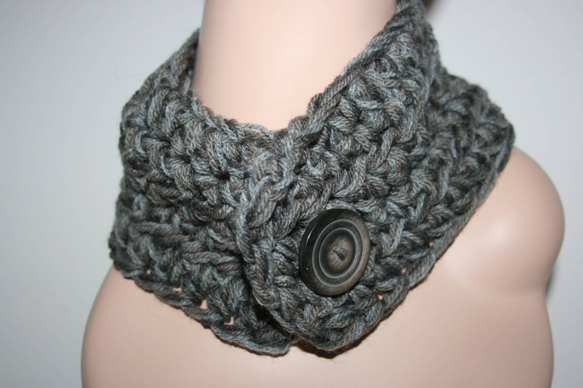 Freeform Häkelschal. Grautöne. Unikat Tragbare Kunst. Ooak Schal. Zugeknöpft. Schal/Headwrap von Freakoid