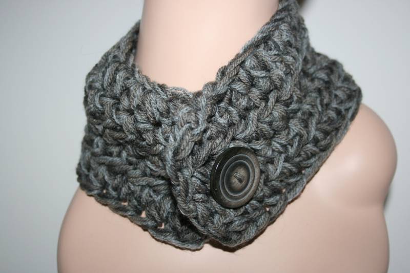 Freeform Häkelschal. Grautöne. Unikat Tragbare Kunst. Ooak Schal. Zugeknöpft. Schal/Headwrap von Freakoid