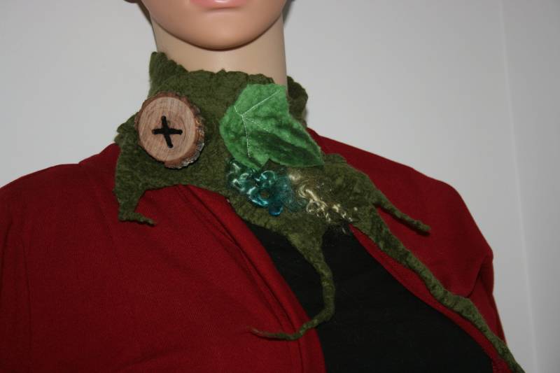 Gefilzte Blatt Wald Halswärmer Aus Merino Wolle. Unikat. Großer Handgemachter Rustikaler Knopf. Cowl.neck Cuff. Nass Gefilzter von Freakoid