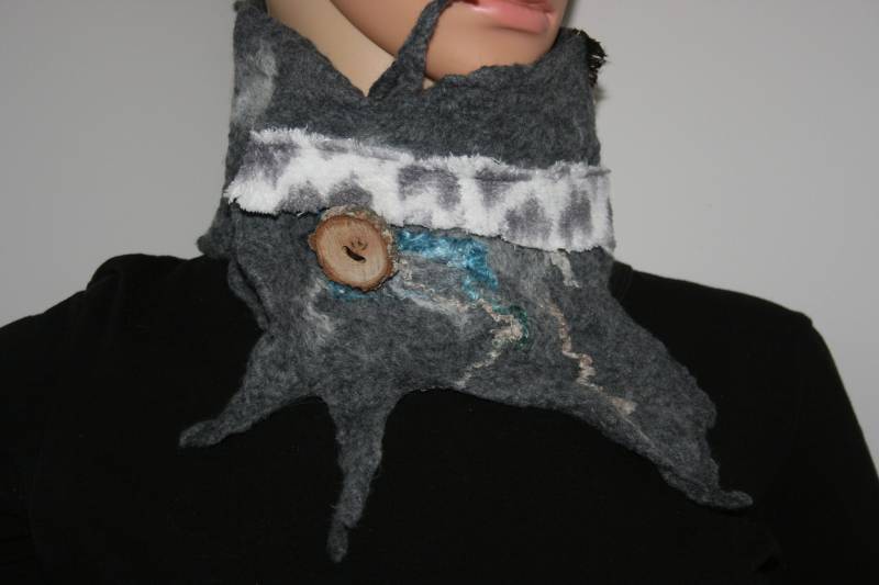 Gefilzte Wilde Höhle Mann Halswärmer Geschenk Für Ihn. Weiche Merinowolle. Grautöne.rustikaler Holzknopf.nass Gefilzter Wilder Naturschal/ Schal von Freakoid
