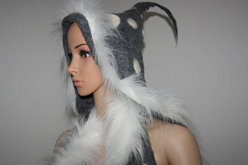 Grau Flauschiger Fliegenpilz Gefilzte Pixie Haube. Zauberhafter Style Hut. Grau Getönte Kapuze. Einzigartige Tragbare Kunst. Weiche Merinowolle von Freakoid