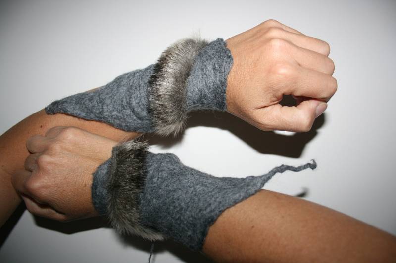 Graue Wild Cave Frau Filz Pulswärmer Mit Fell. Wilde Höhlenfrau. Waldgöttin.kunstfell. Ooak Tragbare Kunst. Versandfertig von Freakoid