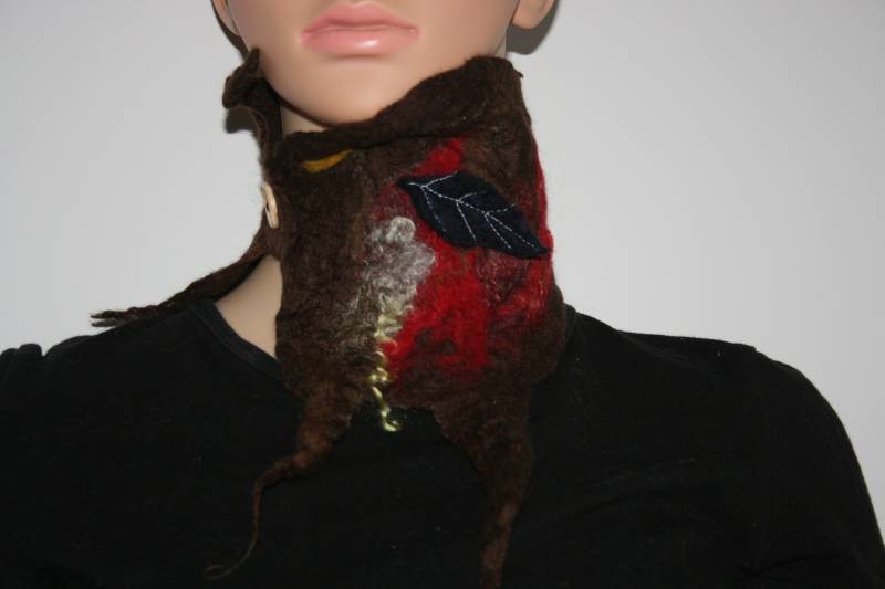 Gruseliger Wald Gefilzter Baum Halswärmer. Weiche Merinowolle. Natürliches Braun Und Rot. Rustikaler Schal Aus Holz von Freakoid