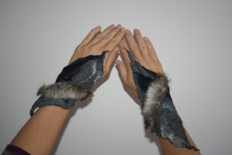 Spitze Graue Wild Cave Frau Filz Pulswärmer Mit Fell. Wilde Höhlenfrau. Waldgöttin.kunstfell. Ooak Tragbare Kunst von Freakoid