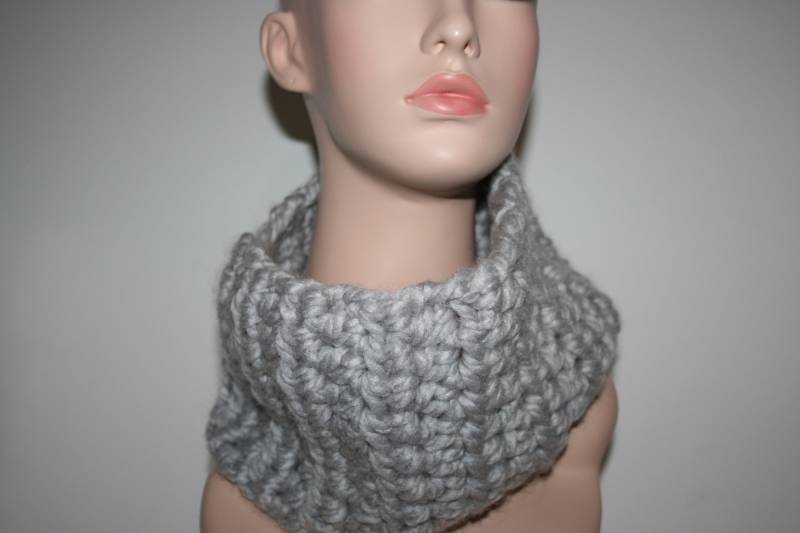 Super Chunky Freeform Crochet Cowl. Grau. Für Ihn. Einzigartige Tragbare Kunst. Ooak Schal. Über Den Kopf Ziehen von Freakoid
