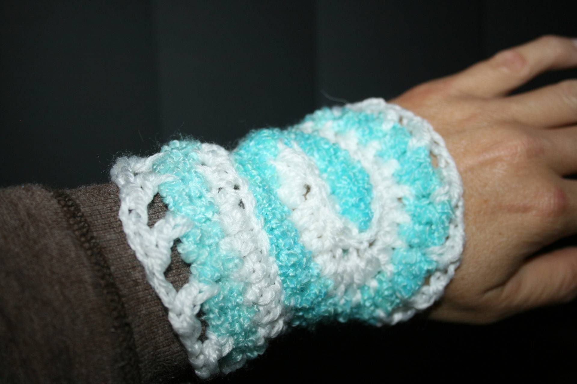 Swirly Whirly Spiral Freeform Häkeln Handgelenk Manschette Armband. Ooak Tragbare Kunst. Versandfertig. Unikat. Holzknopf. Blau Und Weiß von Freakoid