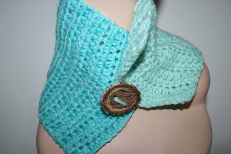 Wunderschöne Blautöne Freeform Gehäkelte Rindsleder. Einzigartige Tragbare Kunst. Holzknopf von Freakoid