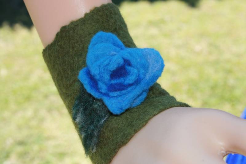 Wunderschöne Elfen Fee Filz Armstulpen. Weiche Merinowolle. Einzigartige Tragbare Kunst. Blaue Rosen Und Blätter. Versandfertig von Freakoid