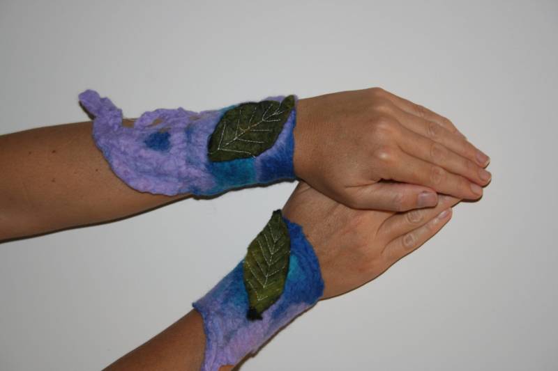 Wunderschöne Lila Und Blaue Gefilzte Blatt-Handgelenkmanschetten. Woodland Folk Pulswärmer. Gefilzte Armstulpen. Ooak Tragbare Kunst. Fest von Freakoid