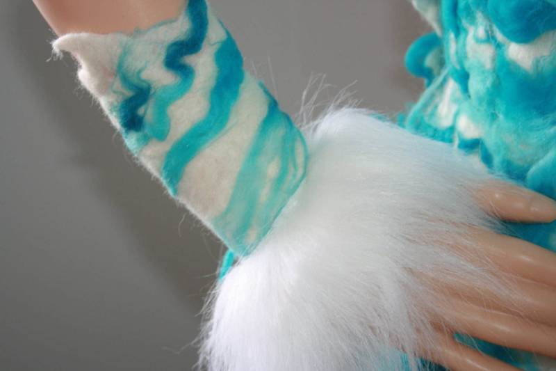 Wunderschöne Pixie Fee Verträumte Filz Pulswärmer. Schneekönigin. Wunderschönes Weiches Weißes Fell. Ooak Tragbare Kunst. Versandfertig von Freakoid