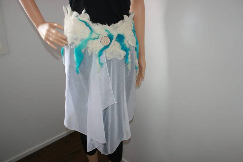 Wunderschöner Pixie Fee Schneekönigin Filzgürtel/Rock/Scarflette Ooak Tragbare Kunst. Versandfertig von Freakoid