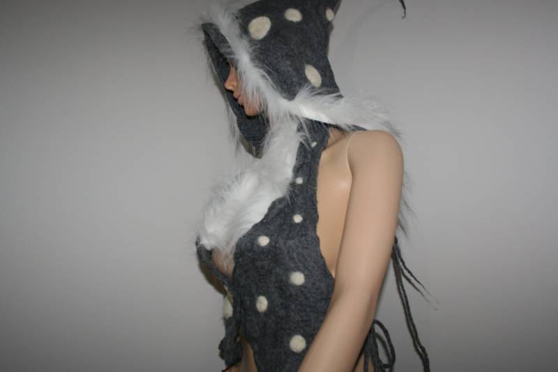 Zauberhafter Filz Grau Flauschiger Toadstool Top. Krawatten Hinten Woodland Pixie Feen Ooak Tragbare Kunst. Versandfertig von Freakoid