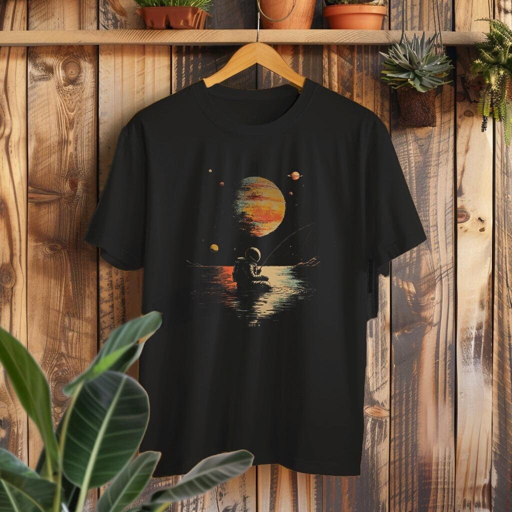 Astronaut Angelt Im Weltall Herren T-Shirt Angler Geschenk Astronauten Fan Männer Vollmond Lustiges Shirt Geschenkidee von FreakyDesignShop