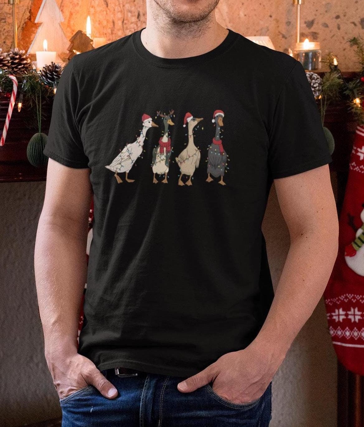 Lustige Enten, Weihnachts Tshirt, Geschenkidee Weihnachten, Festliches Shirt, Lustiges Geschenk Für Bauern, Weihnachtszeit, Weihnachtsmann Lustige Enten, Weihnachts Tshirt, Geschenkidee Weihnachten, Festliches Shirt, Lustiges Geschenk Für Bauern, Weihnachtszeit, Weihnachtsmann von FreakyDesignShop