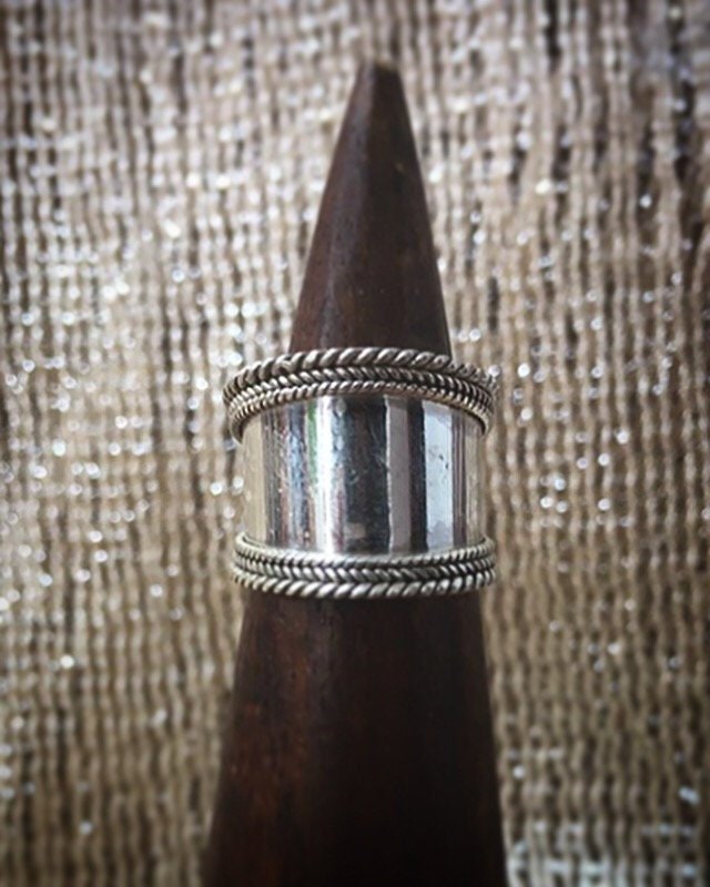 Bandring Aus Sterlingsilber, Seitliche Zöpfe, Größe 54 von Freakystan