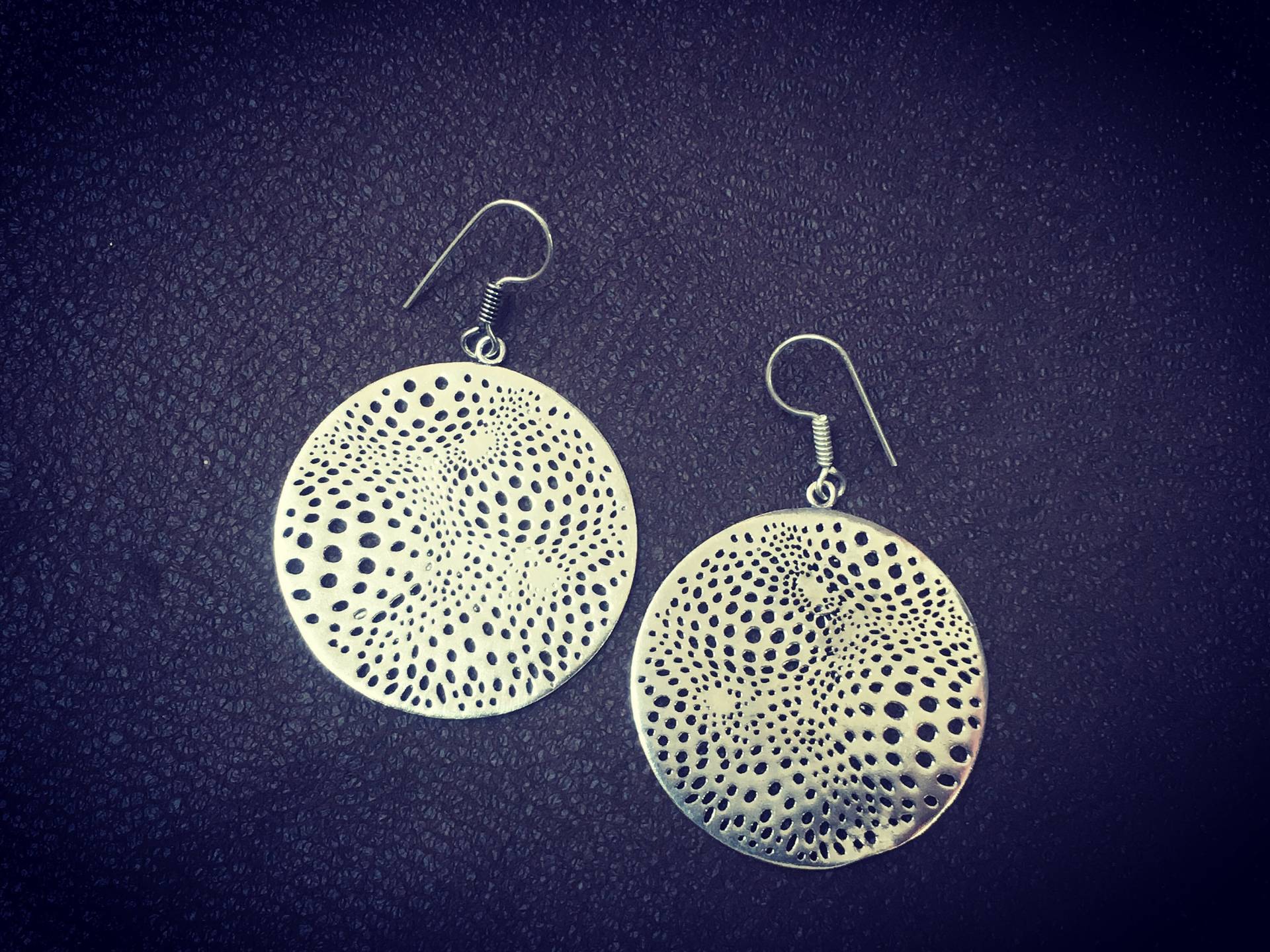 Gebogene Space-Time-Ohrringe Mit Rundem Haken, Versilbert von Freakystan