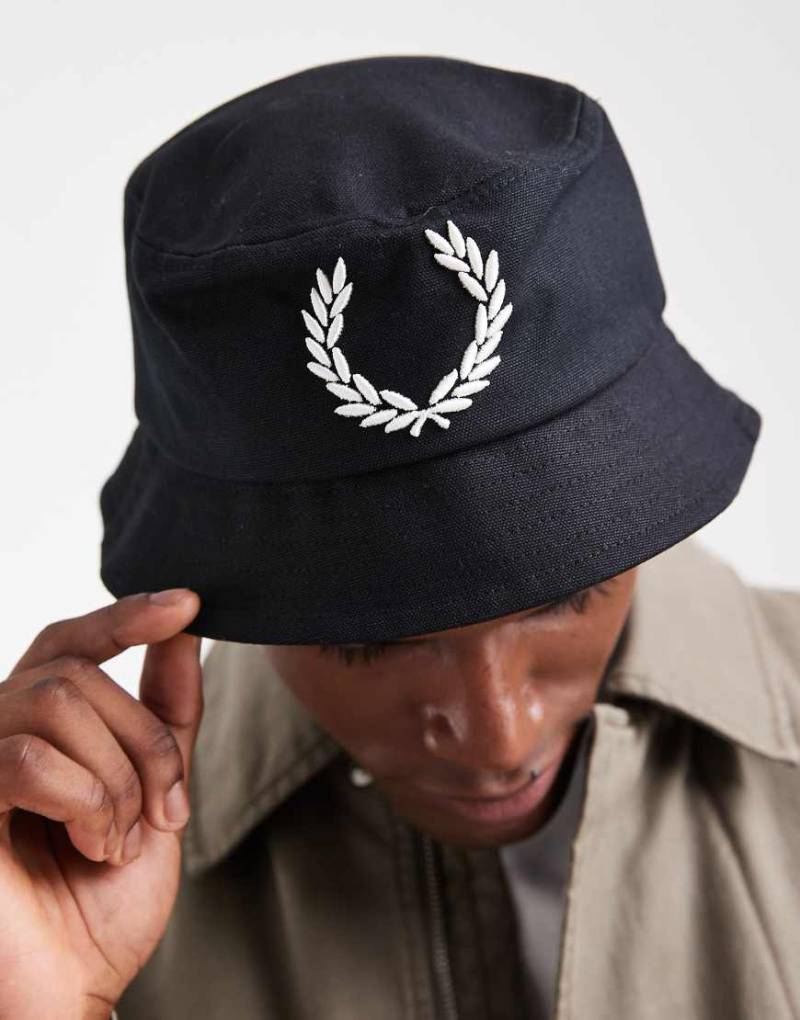 Fred Perry - Anglerhut in Schwarz mit großem Logo von Fred Perry