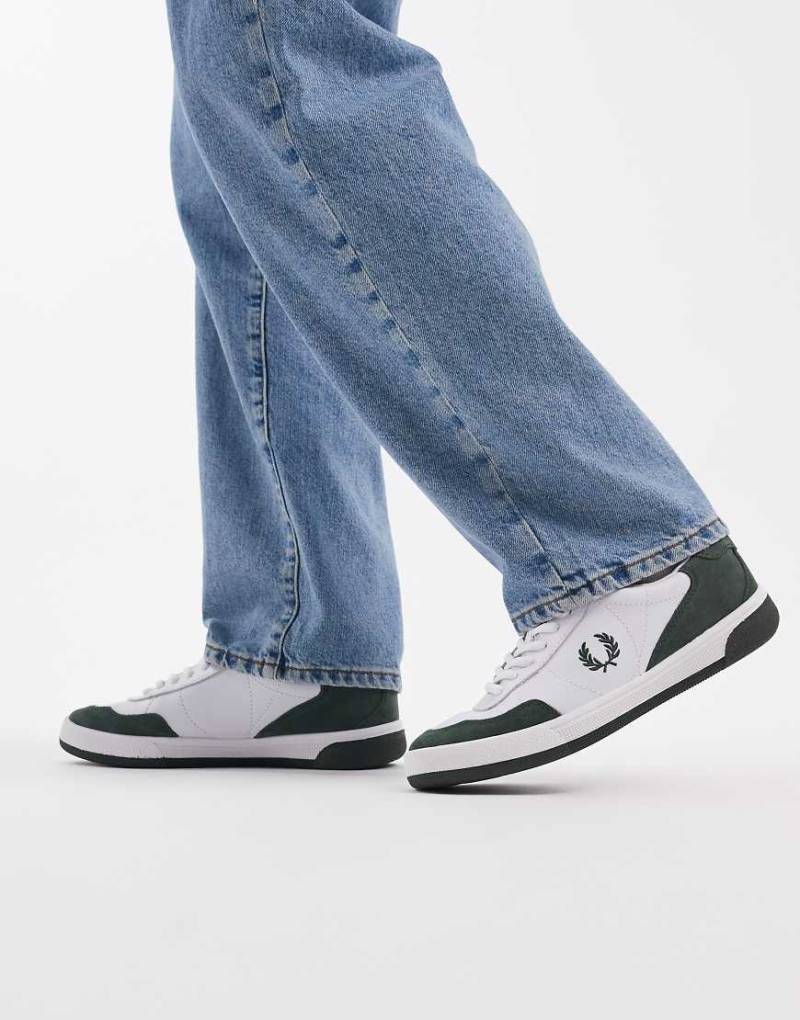 Fred Perry - B11 - Sneaker aus Wildleder und Leder in Weiß und Grün von Fred Perry