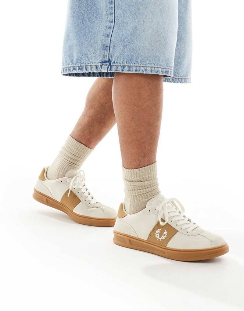 Fred Perry - B4 - Sneaker aus Wildleder in Weiß und Beige-Neutral von Fred Perry