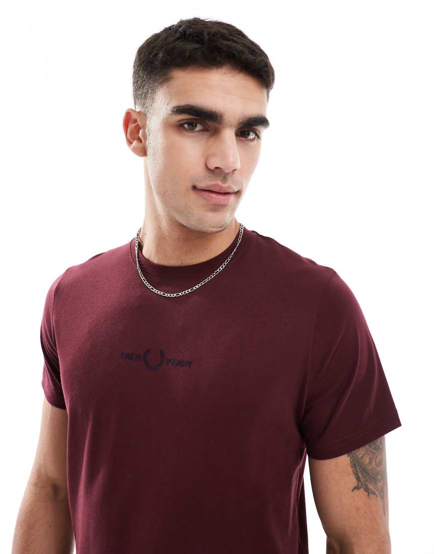 Fred Perry - Besticktes T-Shirt in Burgunderrot von Fred Perry