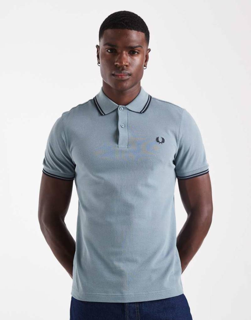 Fred Perry - Blaues Polohemd mit Doppelstreifen von Fred Perry