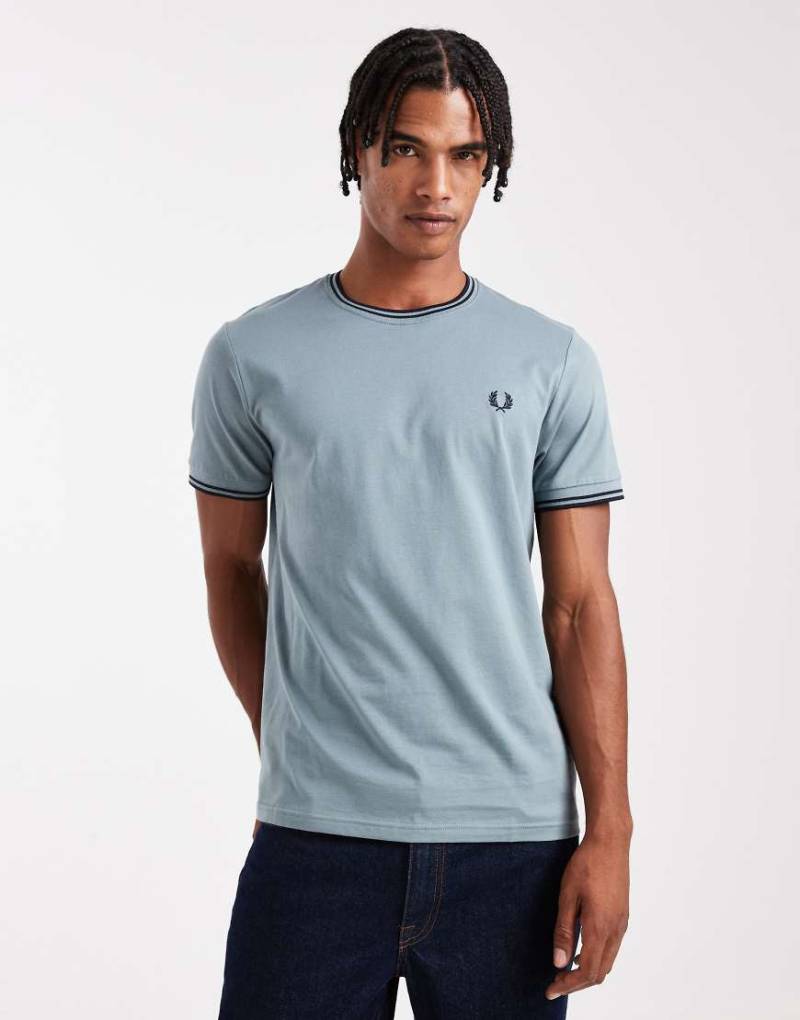 Fred Perry - Blaues T-Shirt mit zwei Zierstreifen von Fred Perry