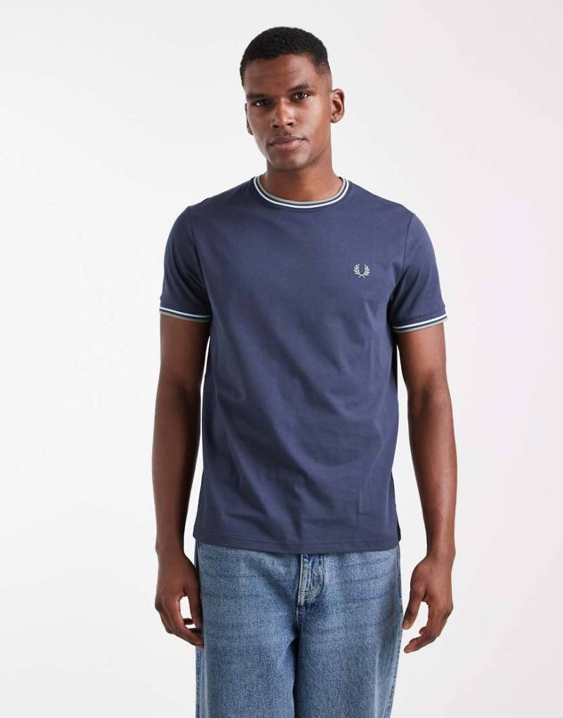 Fred Perry - Blaues T-Shirt mit zwei Zierstreifen von Fred Perry