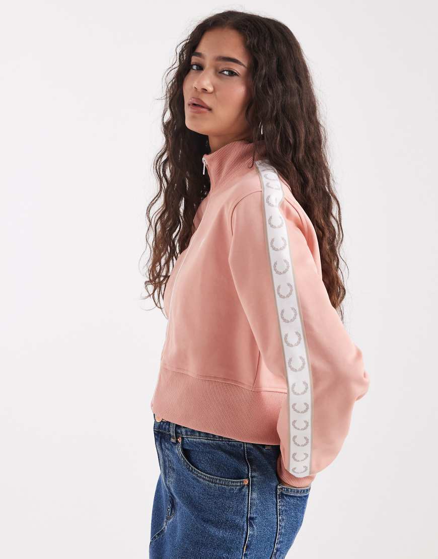 Fred Perry - Cropped Trainingsjacke in Rosa mit Tape-Verzierung von Fred Perry