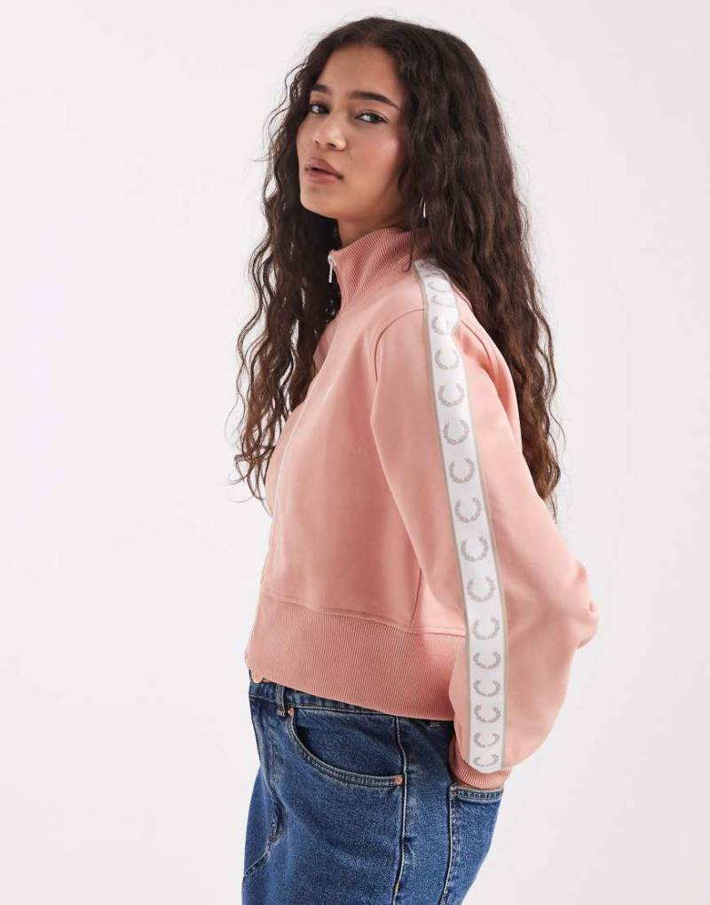 Fred Perry - Cropped Trainingsjacke in Rosa mit Tape-Verzierung von Fred Perry