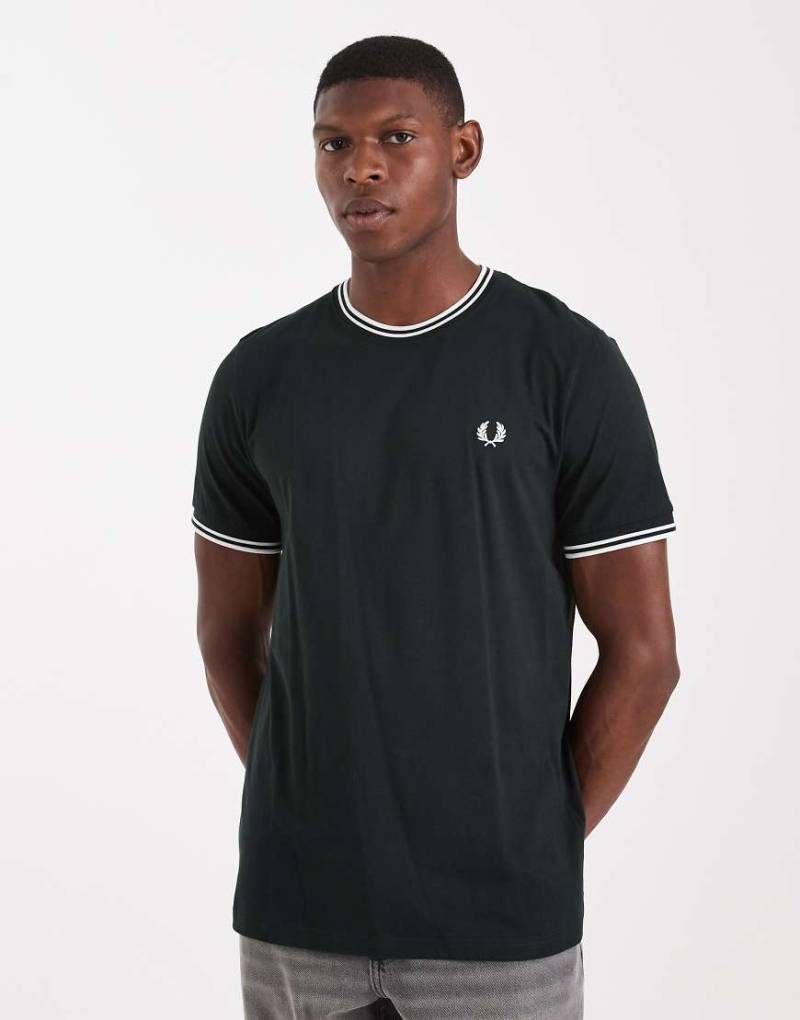 Fred Perry - Dunkelgrünes T-Shirt mit zwei Zierstreifen von Fred Perry