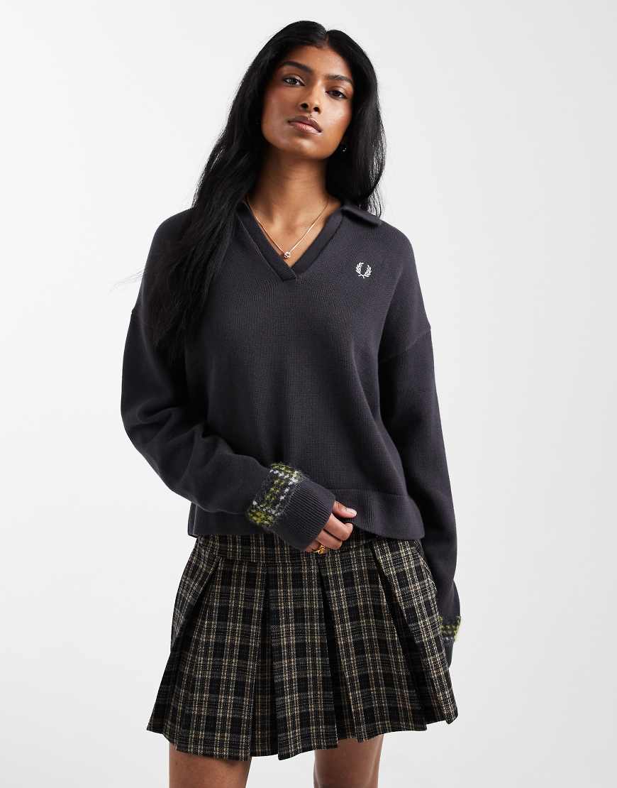 Fred Perry - Gerippte Hemdbluse in Dunkelgrau mit V-Ausschnitt von Fred Perry