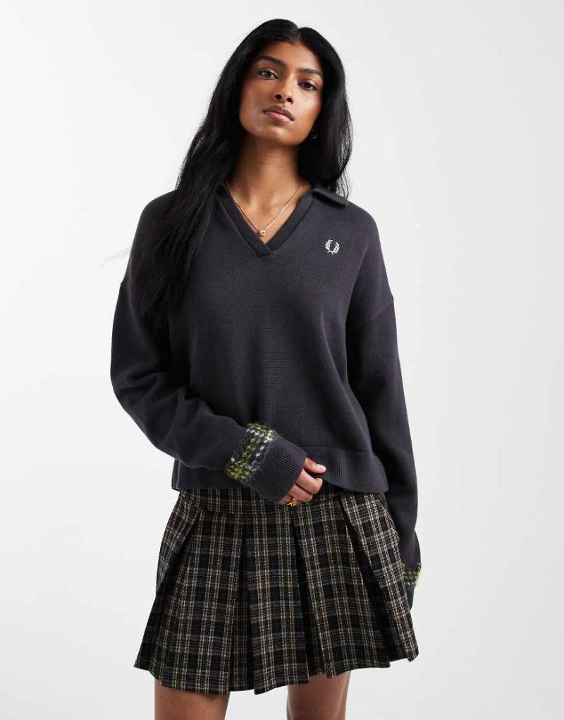 Fred Perry - Gerippte Hemdbluse in Dunkelgrau mit V-Ausschnitt von Fred Perry