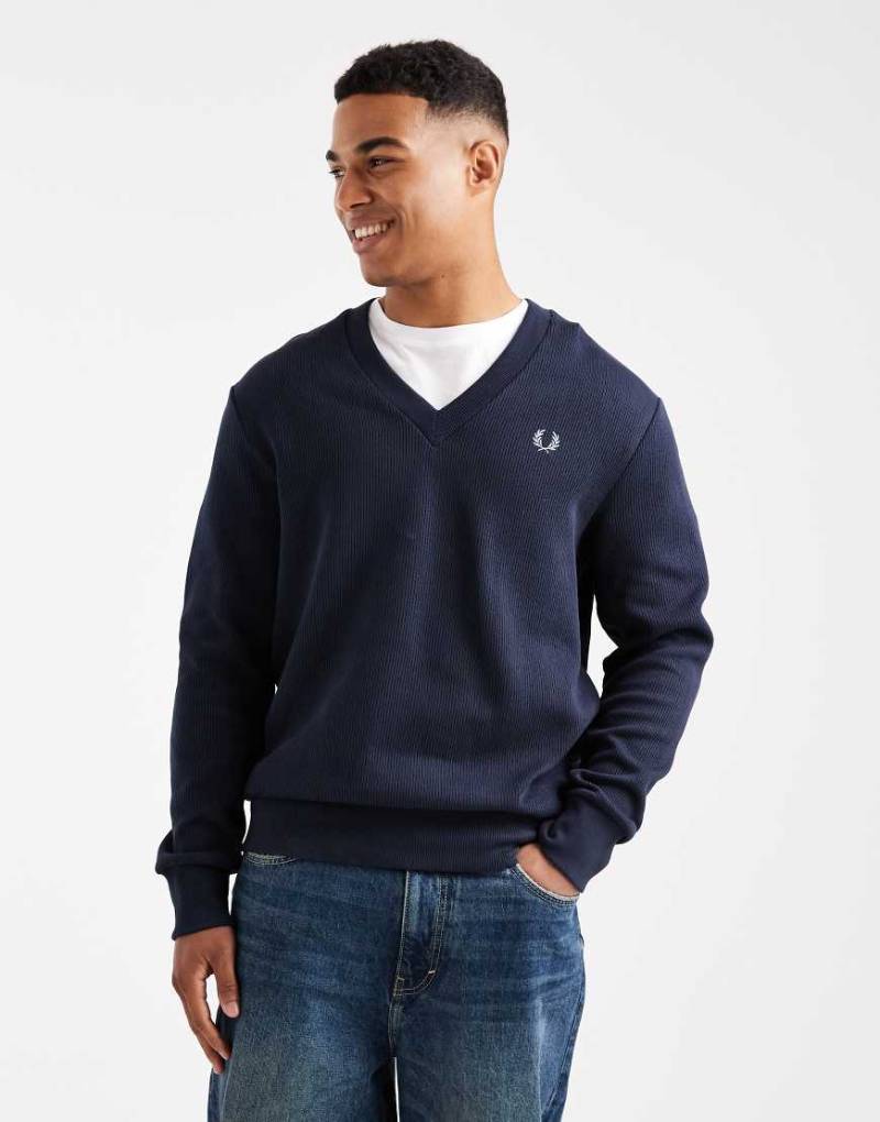 Fred Perry - Geripptes Sweatshirt in Marineblau mit V-Ausschnitt von Fred Perry