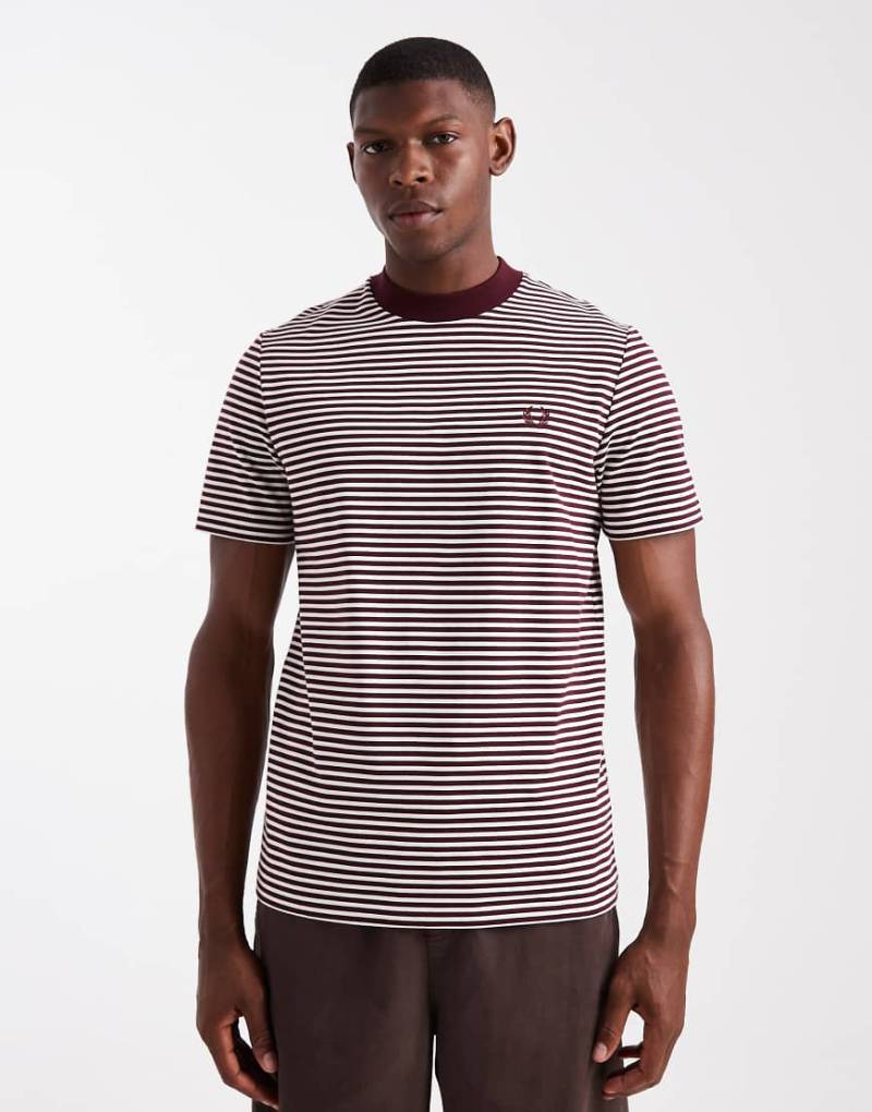 Fred Perry - Gestreiftes T-Shirt aus schwerem Stoff in Burgunderrot von Fred Perry