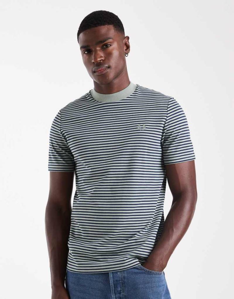 Fred Perry - Gestreiftes T-Shirt aus schwerem Stoff in Grün von Fred Perry