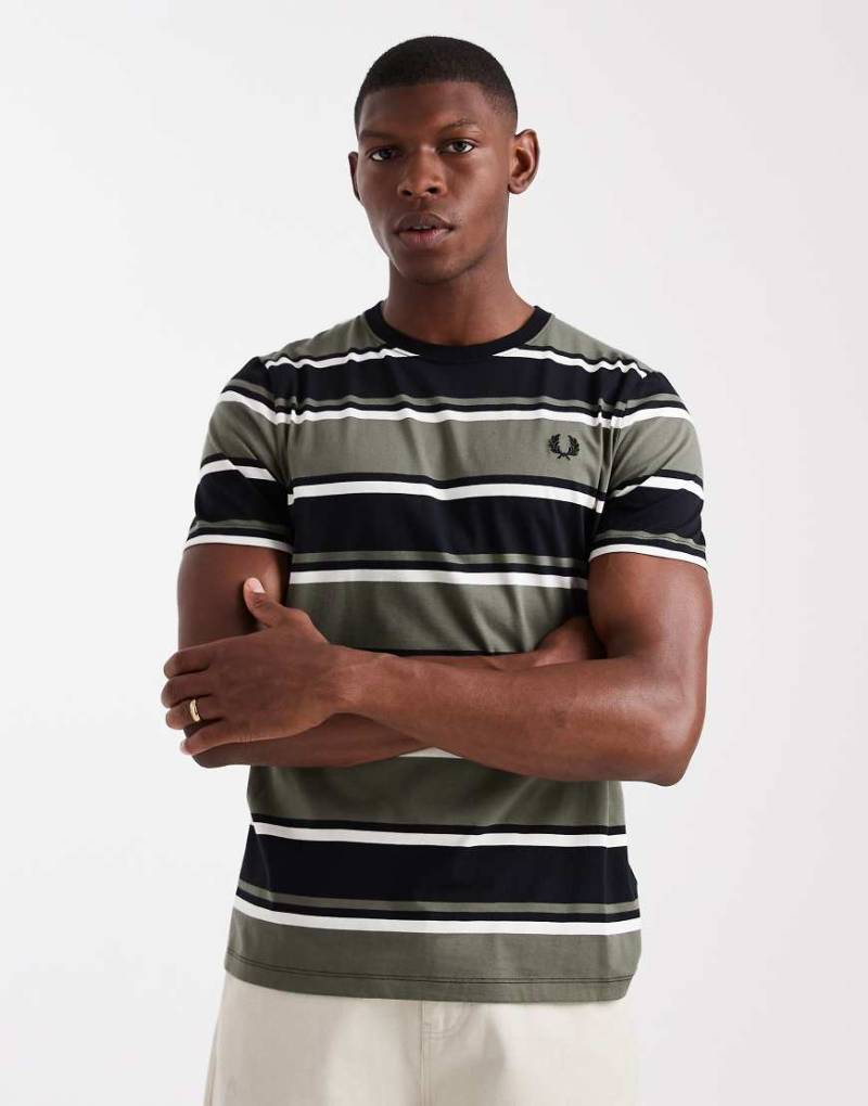 Fred Perry - Gestreiftes T-Shirt in Grün und Schwarz von Fred Perry