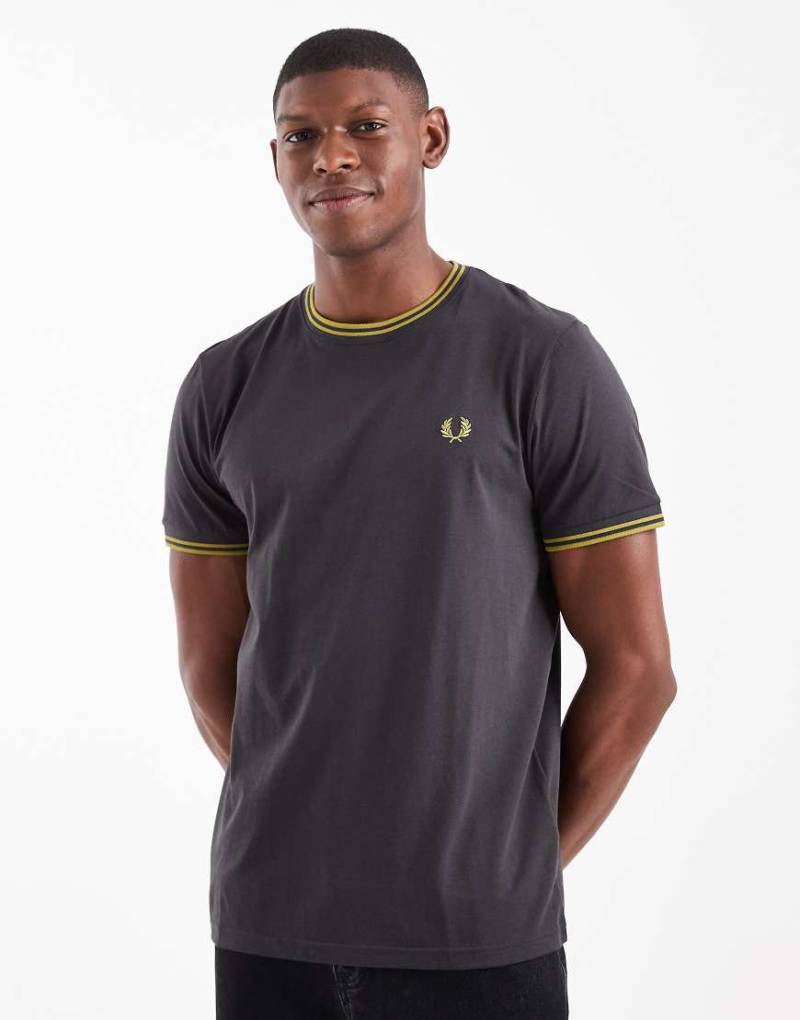 Fred Perry - Graues T-Shirt mit zwei Zierstreifen von Fred Perry